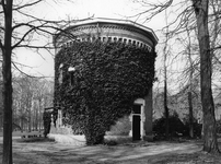 837770 Gezicht op de watertoren in het park achter het Paleis Soestdijk te Soestdijk (gemeente Baarn).